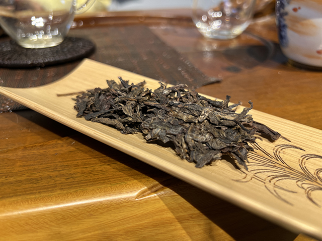 图为春城茶厂2003年攸乐七子饼茶易武款