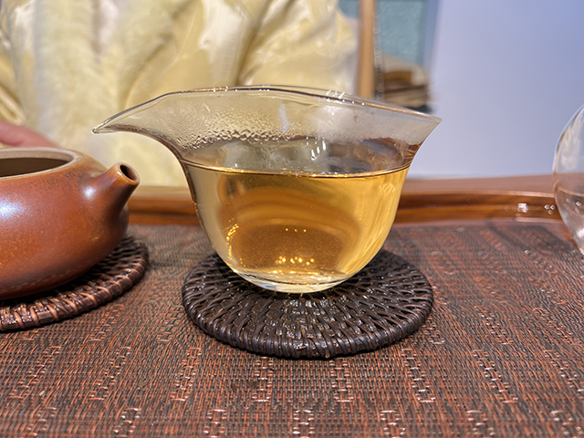 图为春城茶厂2003年攸乐七子饼茶易武款