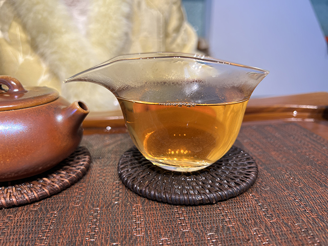 图为春城茶厂2003年攸乐七子饼茶易武款