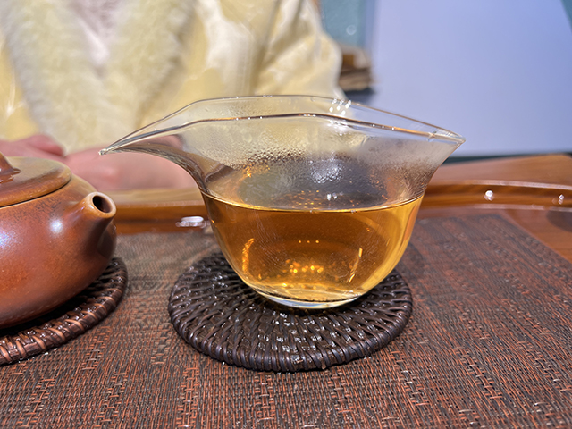 图为春城茶厂2003年攸乐七子饼茶易武款