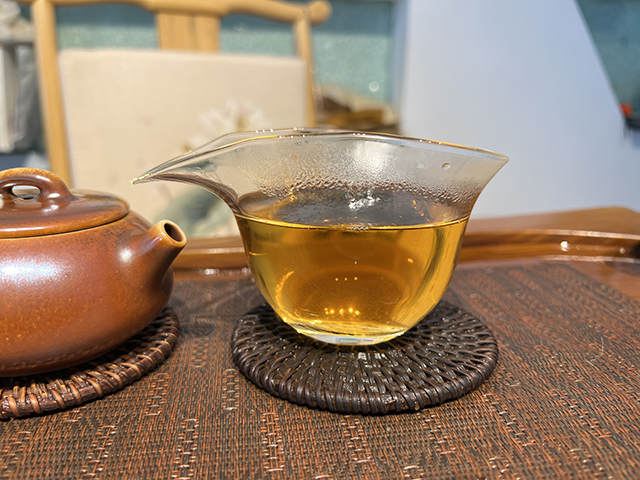 图为春城茶厂2003年攸乐七子饼茶易武款