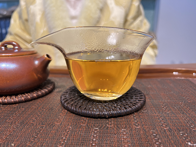 图为春城茶厂2003年攸乐七子饼茶易武款