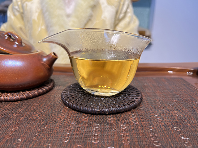 图为春城茶厂2003年攸乐七子饼茶易武款