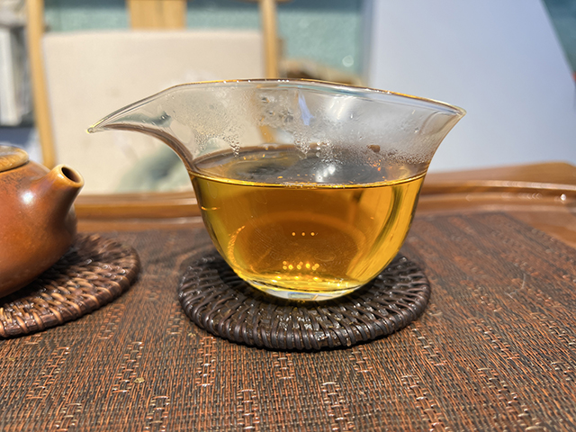 图为春城茶厂2003年攸乐七子饼茶易武款