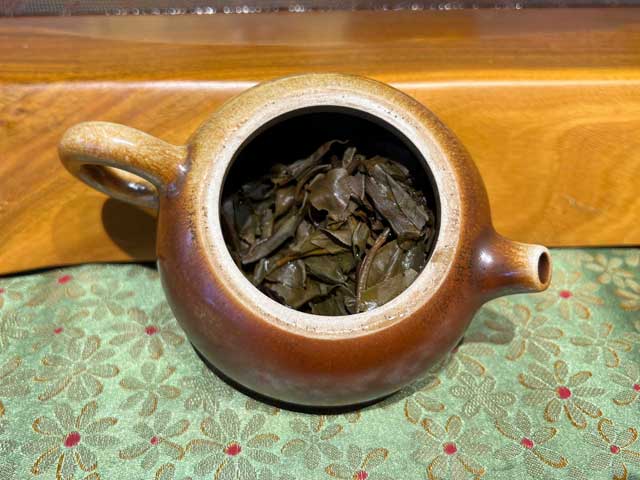 图为春城茶厂2003年攸乐七子饼茶易武款