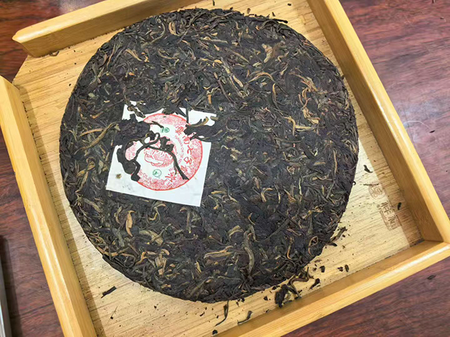 图为2005年黎明茶厂乔木茶王400克青饼