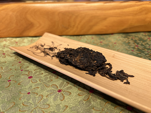 图为2005年黎明茶厂乔木茶王400克青饼