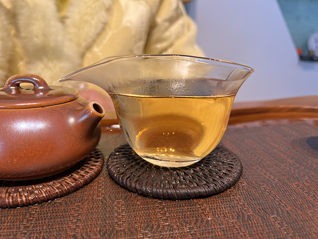 图为2005年黎明茶厂乔木茶王400克青饼