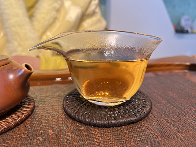 图为2005年黎明茶厂乔木茶王400克青饼