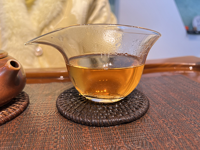 图为2005年黎明茶厂乔木茶王400克青饼