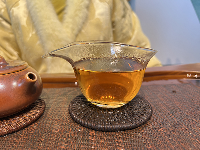 图为2005年黎明茶厂乔木茶王400克青饼