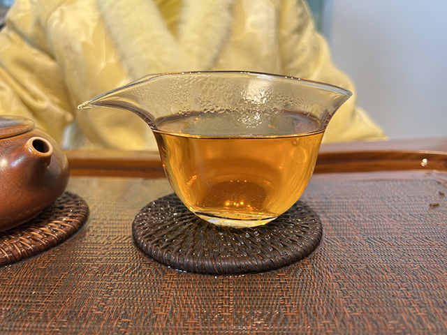 图为2005年黎明茶厂乔木茶王400克青饼