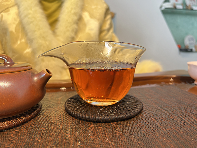 图为2005年黎明茶厂乔木茶王400克青饼