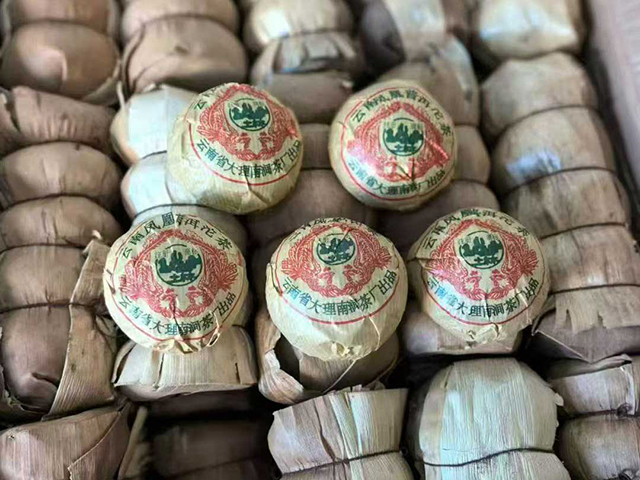 图为土林牌1994年凤凰熟沱