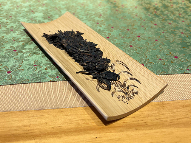 图为春城茶厂2003年攸乐七子饼茶易武款广东仓