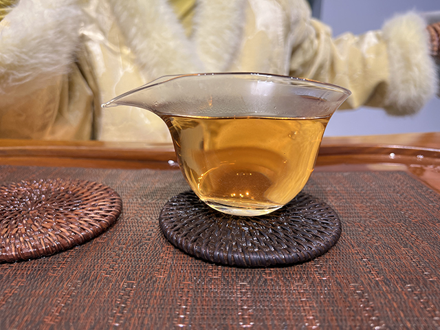 图为春城茶厂2003年攸乐七子饼茶易武款广东仓