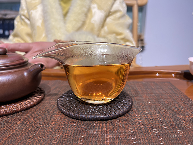 图为春城茶厂2003年攸乐七子饼茶易武款广东仓