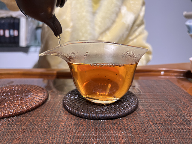 图为春城茶厂2003年攸乐七子饼茶易武款广东仓