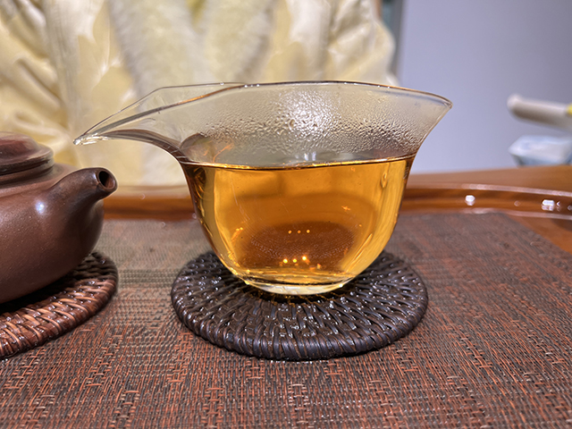 图为春城茶厂2003年攸乐七子饼茶易武款广东仓