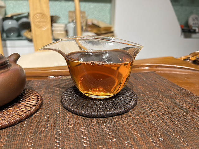 图为春城茶厂2003年攸乐七子饼茶易武款广东仓