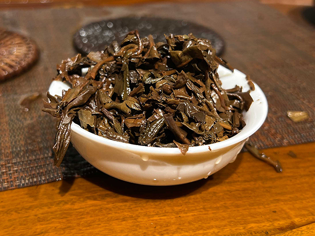 图为春城茶厂2003年攸乐七子饼茶易武款广东仓