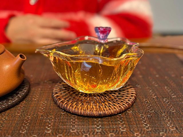 图为1999年甲级易武大绿印青饼