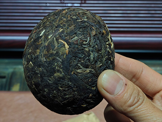 图为土林牌2001年凤凰沱特制青沱