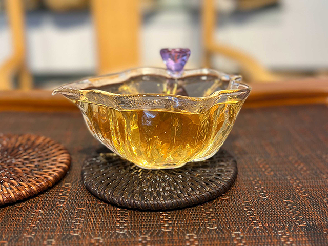 图为土林牌2001年凤凰沱特制青沱