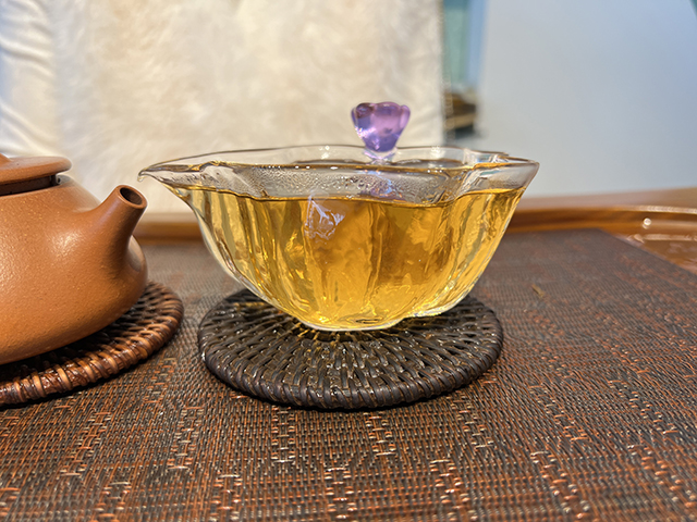 图为土林牌2001年凤凰沱特制青沱