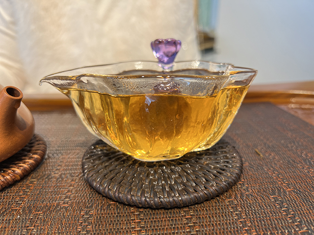 图为土林牌2001年凤凰沱特制青沱