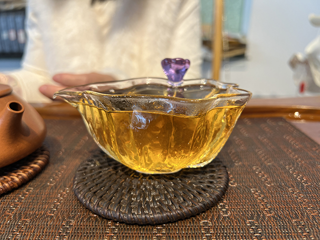 图为土林牌2001年凤凰沱特制青沱