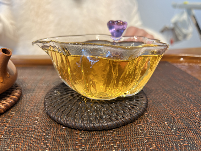 图为土林牌2001年凤凰沱特制青沱