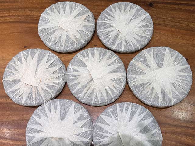 图为普洱茶厂永年九九绿古乔青饼