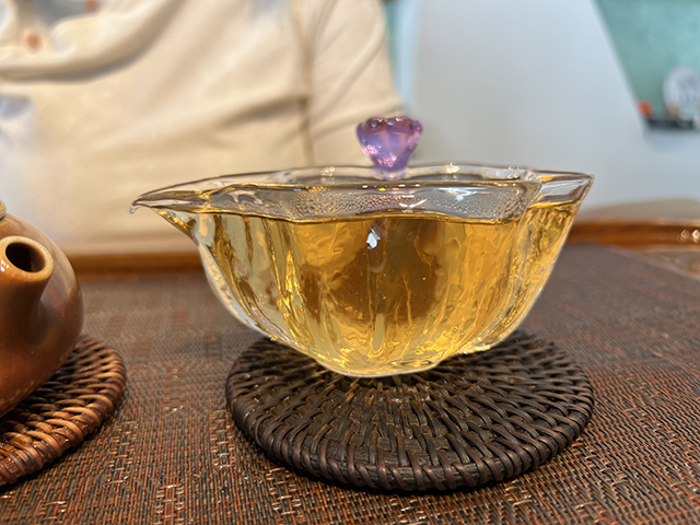 图为普洱茶厂永年九九绿古乔青饼