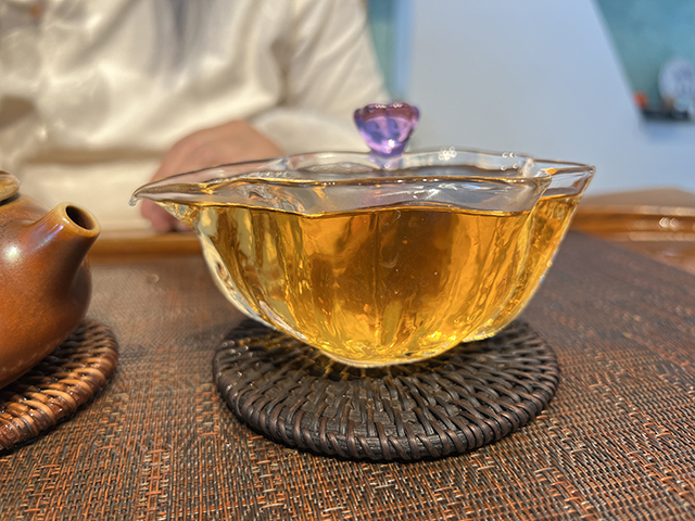 图为普洱茶厂永年九九绿古乔青饼