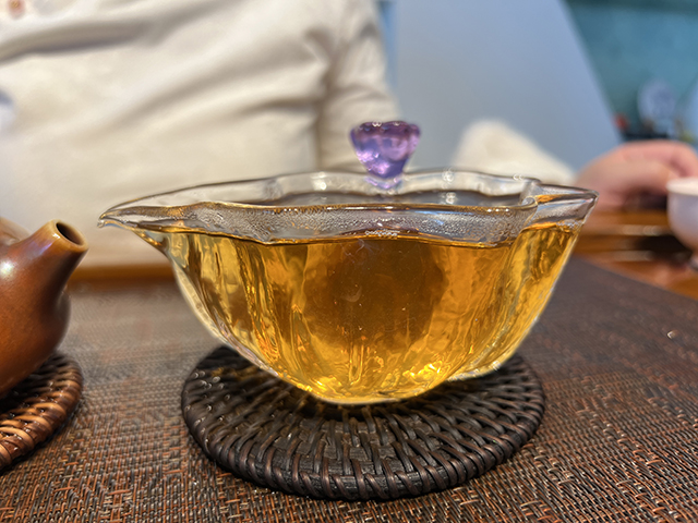 图为普洱茶厂永年九九绿古乔青饼