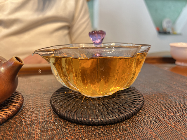 图为普洱茶厂永年九九绿古乔青饼