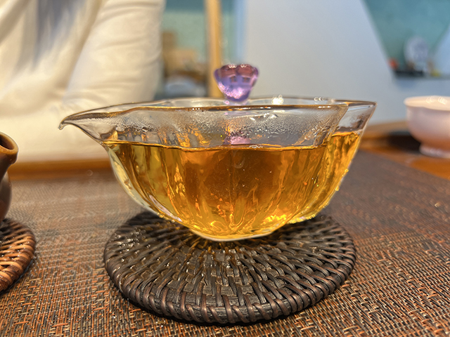 图为普洱茶厂永年九九绿古乔青饼