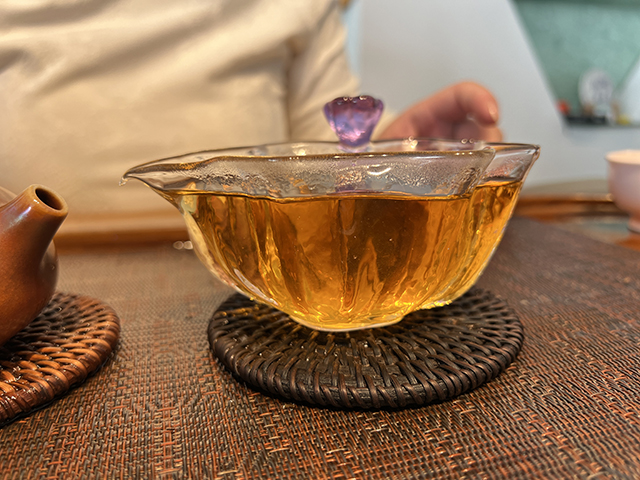 图为普洱茶厂永年九九绿古乔青饼