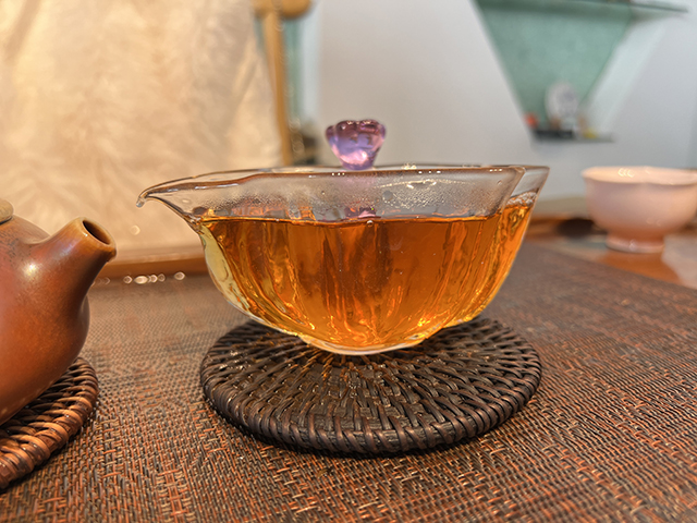 图为普洱茶厂永年九九绿古乔青饼