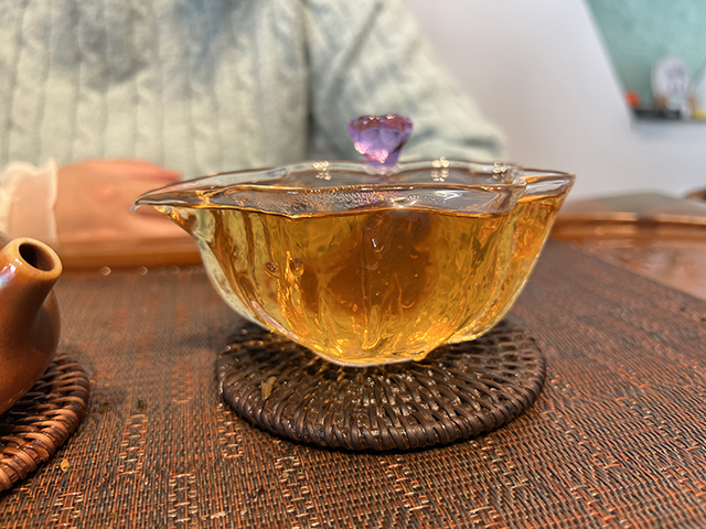 图为春城茶厂2003年千年野生古树茶饼