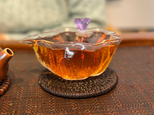 图为春城茶厂2003年千年野生古树茶饼