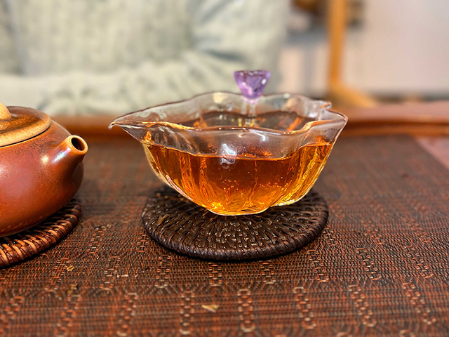 图为春城茶厂2003年千年野生古树茶饼