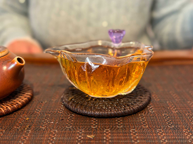 图为春城茶厂2003年千年野生古树茶饼