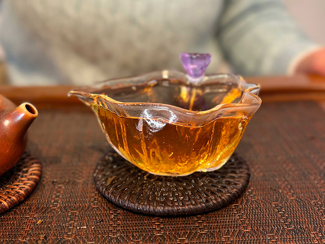 图为春城茶厂2003年千年野生古树茶饼