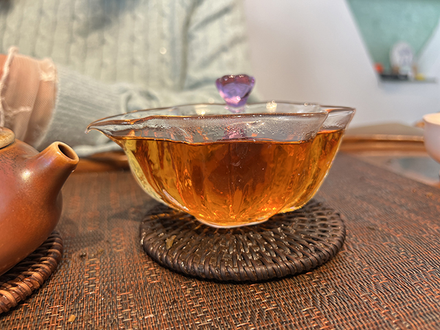 图为春城茶厂2003年千年野生古树茶饼