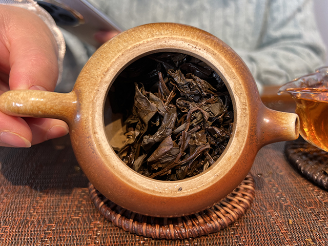图为春城茶厂2003年千年野生古树茶饼