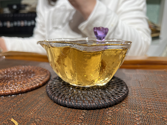 图为1999年9901批千禧红印易武圆茶