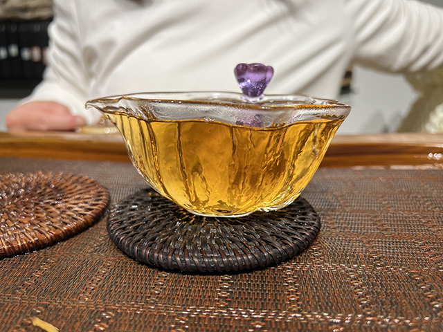 图为1999年9901批千禧红印易武圆茶