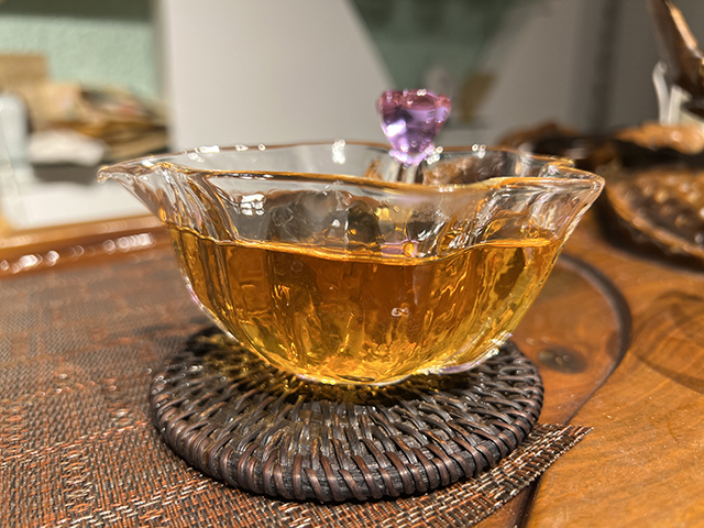 图为1999年9901批千禧红印易武圆茶